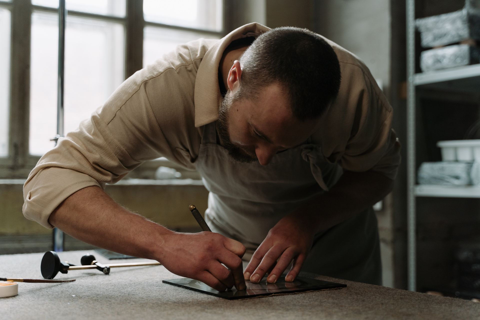 Craftsman cutting glass